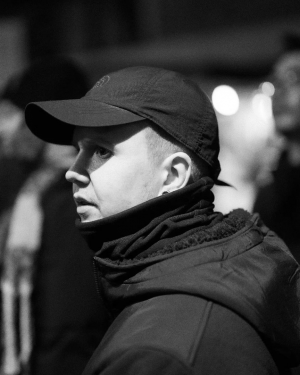 Techwear.Germany aka Janek in an all black techwear outfit with North Face Cap, Neck Gaiter and Uniqlo Fleece Jacket